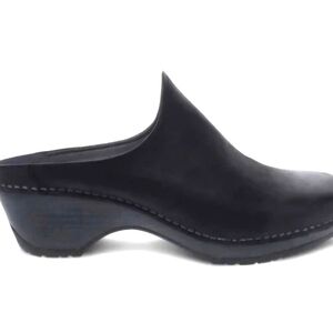 Dansko melody mule.  New without tags/box. Size 40. Stylish, comfortable clog.